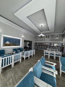 ein Wartezimmer mit blauen Stühlen und ein Wartezimmer in der Unterkunft Ifestos Hotel in Mirina