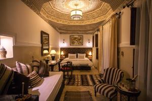 Postel nebo postele na pokoji v ubytování Riad le Clos des Arts + 37 fotografií