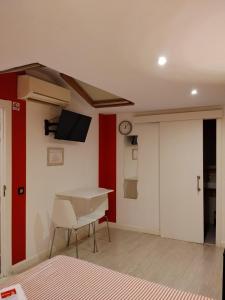 a bedroom with a bed and a table and a tv at Hostal Inn Madrid in Madrid