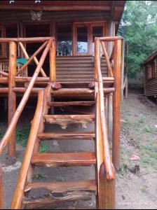 a set of wooden stairs leading up to a cabin at Amphu colibri in La Falda
