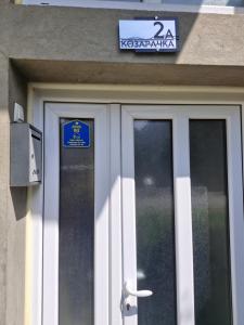 a door with a sign on top of it at DiS Apartman in Vršac