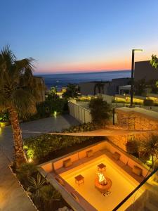 an overhead view of a backyard with a fire pit at Villa Central Palms in Palasë