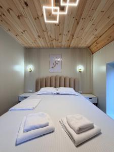 a bedroom with a large bed with two towels on it at Hyde Retreat in Holda