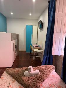 a bedroom with a bed with towels on it at AL Pitões in Porto