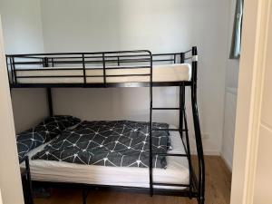 a couple of bunk beds in a room at Ferienwohnung 'kommodig' nahe der Eider in Delve