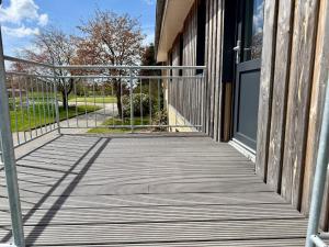 a wooden walkway leading to a building at Ferienwohnung 'kommodig' nahe der Eider in Delve +7 photos