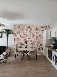 a dining room with a table and chairs in a kitchen at Beautiful cocooning appartement in La Chapelle-sur-Erdre