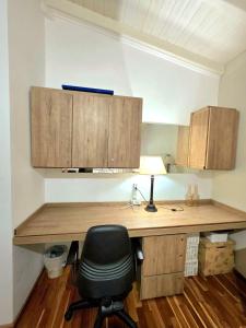 a desk with a chair and a lamp in a room at Los robles suite in San Pedro