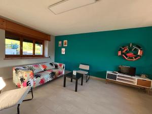 a living room with a couch and a tv at Casa Tritapepe in Torricella Peligna