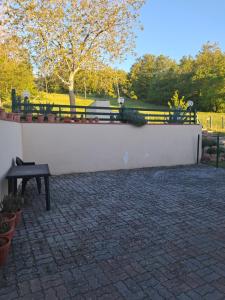 a white wall with a bench and a table at Casa Tritapepe in Torricella Peligna