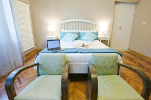 1 dormitorio con 1 cama con ordenador portátil en Dido, en Roseto degli Abruzzi