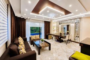 a living room with a couch and a table at EXECUTIVE SUITE Piscina & Parking Privado in Machala