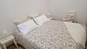a bedroom with a bed with white pillows at Casa do Arco in Aljubarrota