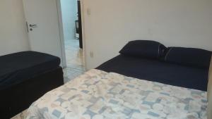 a bedroom with a bed and a door with a closet at Ap cobertura próx Vila Militar, Afonsos e CEFAP in Rio de Janeiro