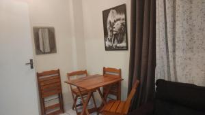 a dining room table and chairs in a room at Ap cobertura próx Vila Militar, Afonsos e CEFAP in Rio de Janeiro