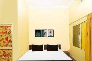 a bedroom with a bed with three pictures on the wall at Hotel O by OYO OXY RUDRA INN in Rānchī