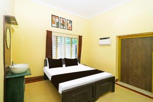 a bedroom with a large bed and a sink at Hotel O by OYO OXY RUDRA INN in Rānchī