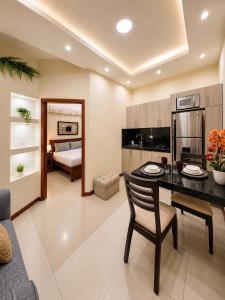 a kitchen and living room with a table and a bed at Suite Ejecutiva en Machala Zona Unioro in Machala
