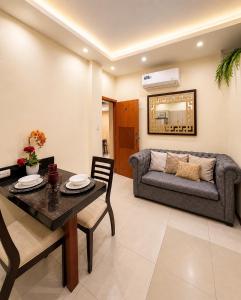 a living room with a couch and a table at Suite Ejecutiva en Machala Zona Unioro in Machala +5 photos