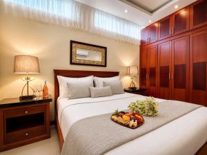 a bedroom with a bed with a tray of fruit on it at Suite Ejecutiva en Machala Zona Unioro in Machala