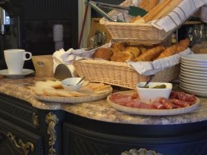 a table with baskets of bread and baskets of food at Appart Hotel Spa Perpignan in Perpignan +159 photos