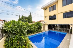 a swimming pool in front of a building at Suite Ejecutiva en Machala Zona Unioro in Machala