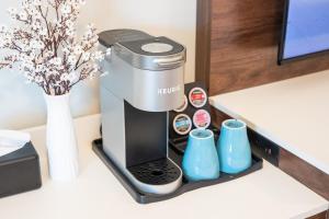 a coffee maker and two cups on a counter at The Tide's Out in Parksville