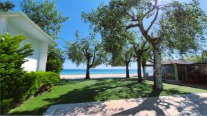 a house with a view of the beach at Apartman Malvina in Flogita