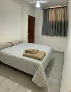 a bedroom with a bed and a window at Hotel Airton in Ivaiporã