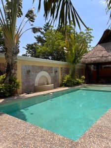 a swimming pool in front of a house at HotelJosefadeMaria in Izamal