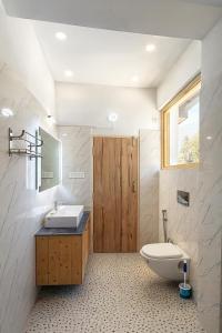 a bathroom with a sink and a tub and a toilet at Sixtofifty Stays in Dharmsāla
