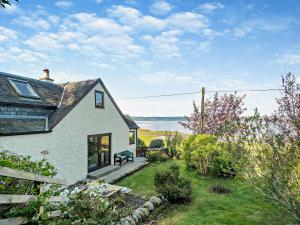 a cottage with a view of the ocean at 1 Bed in Isle Of Arran oc-ca272 in Pirnmill