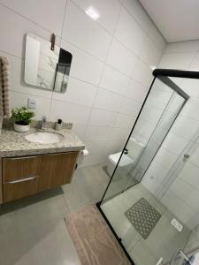 a bathroom with a sink and a shower at Casa Alto Padrão 3 Quartos - Perto do Shopping Sinop in Sinop +36 photos