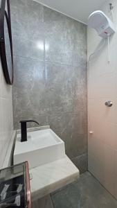 a bathroom with a sink and a shower at Riviera Sanary Praia, Conforto e Tranquilidade in Serra +62 photos