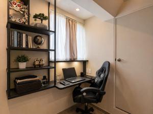 a desk with a laptop and a chair in a room at Habitación individual con baño privado a 3 Min del Estadio Azteca-Banorte y muy cerca de zona de hospitales in Mexico City