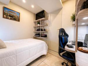 a bedroom with a bed and a desk with a computer at Habitación individual con baño privado a 3 Min del Estadio Azteca-Banorte y muy cerca de zona de hospitales in Mexico City +13 photos