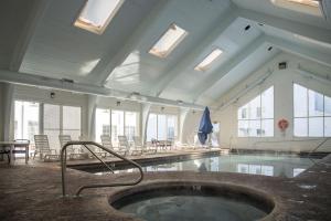a swimming pool with a tub in a building at Branson Towers Hotel in Branson