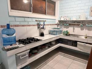 a kitchen with a sink and a stove at Casa en Tonsupa in Tonsupa