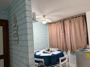 a dining room with a table and a ceiling fan at Casa en Tonsupa in Tonsupa