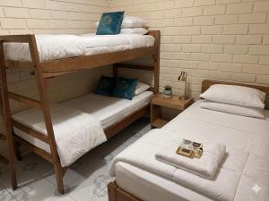a room with two bunk beds with towels on them at Casa en Tonsupa in Tonsupa +5 photos