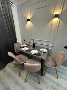 a dining room with a table and chairs at Renovat si stilat pentru un sejur de exceptie in Ungheni
