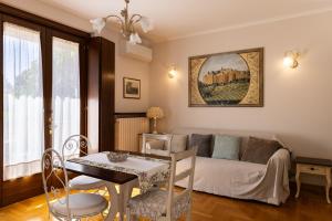 a living room with a couch and a table at Casa Angolo delle Rose 2 in Orvieto