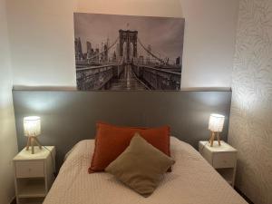 a bedroom with a bed with a picture of a bridge at AQUI ES 4 !! in Banfield