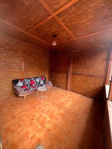 a room with a couch in the middle of a room at November Central Studio in Lugoj