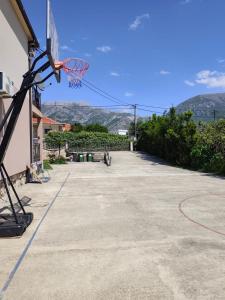 ein Basketballkorb an der Seite eines Gebäudes in der Unterkunft Sunshine in Kravlja