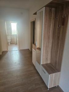 ein leerer Raum mit einer Küche und einem großen Schrank in der Unterkunft Sunshine in Kravlja