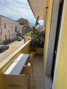 a balcony with a table and a view of a street at Casa Balilla 2 in La Maddalena