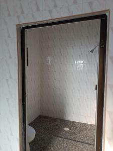a glass door of a shower in a bathroom at Finca la Esperanza in Guadalupe +14 photos
