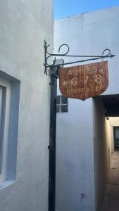 a sign on a pole in front of a building at Aqui es 8!! in Banfield +11 photos