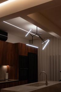 eine Küche mit Deckenventilator und Spüle in der Unterkunft Chōros in Larisa